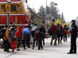 Autoridades eslovenas dijeron que ocho mil migrantes entraron al país el lunes, incluyendo bebés y niños pequeños. EFE / A. Bat