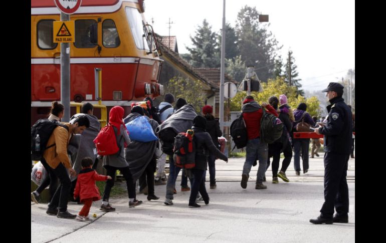 Autoridades eslovenas dijeron que ocho mil migrantes entraron al país el lunes, incluyendo bebés y niños pequeños. EFE / A. Bat