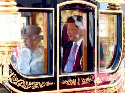 Xi Jinping participa, junto a la reina, en el tradicional desfile de carruajes a caballo rumbo al Palacio de Buckingham. AP / J. Selwyn