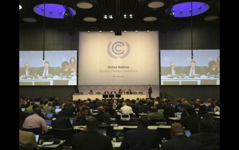 Delegados debaten durante la conferencia sobre el cambio climático. EFE / O. Berg