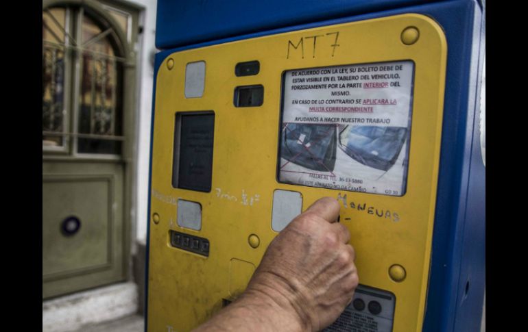 Tras un fallo del TAE, los inspectores de parquímetros podrán seguir multando a automovilistas. EL INFORMADOR / ARCHIVO