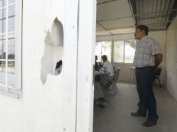 El deterioro de paredes y techos es evidente en la Escuela Secundaria Técnica 169 en Nextipac, Zapopan. EL INFORMADOR / A. Camacho