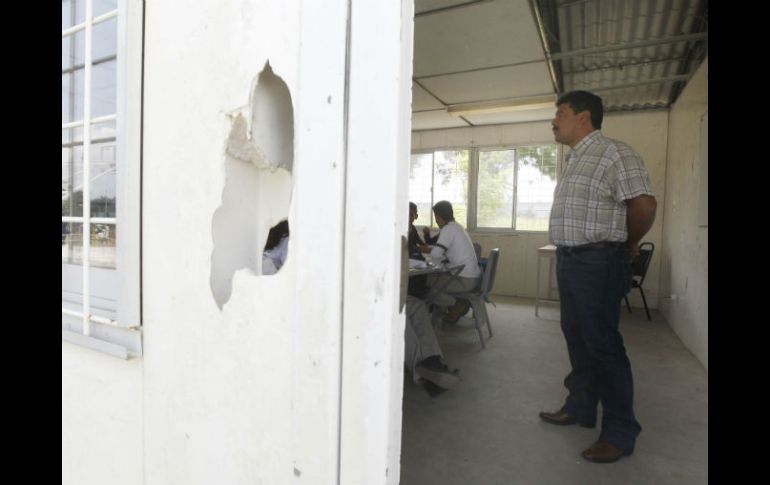 El deterioro de paredes y techos es evidente en la Escuela Secundaria Técnica 169 en Nextipac, Zapopan. EL INFORMADOR / A. Camacho