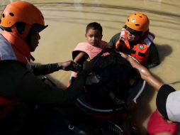 Soldados filipinos rescatan a un niño tras las inundaciones que causó 'Koppu'. EFE / F. Malasig