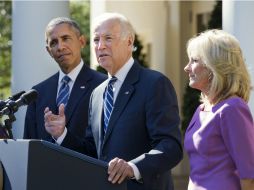 Biden realiza el anuncio junto a su esposa y al presidente Obama. AP / J. Martin