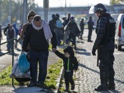 La ruta migratoria de refugiados que viajan desde Medio Oriente a Europa occidental se desvió hacia Eslovenia. EFE / E. Scheriau