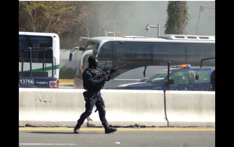 Según la SCT, los normalistas no han bloqueado el tránsito vehicular, pero han obligado al personal de las casetas a no cobrar peaje. EL INFORMADOR / ARCHIVO