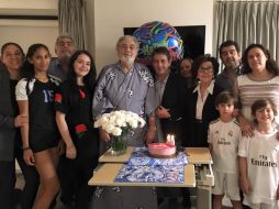 El tenor publicó en Facebook una foto junto a su familia en la que expresa su deseo de irse a 'casa pronto'. FACEBOOK / PlácidoDomingo