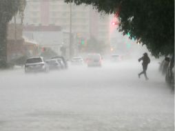 Una tormenta de granizo cubrió las calles de blanco en El Paso el miércoles. AP / V. Calzada