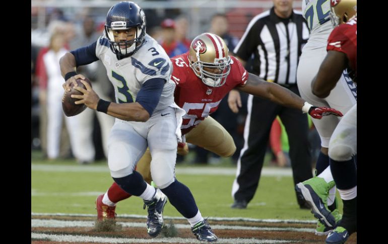 Russell Wilson (3) conectó un pase de touchdown de 43 yardas con Tyler Lockett. AP / M. Sanchez