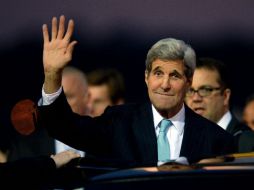 John Kerry saluda a su llegada al aeropuerto de Viena. EFE / R. Schlager