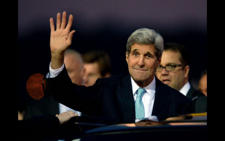 John Kerry saluda a su llegada al aeropuerto de Viena. EFE / R. Schlager