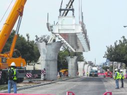 Ayer en el Viaducto 2, en Avenida Revolución, se colocó una cuarta trabe como parte de la supervisión de obras hecha por autoridades. EL INFORMADOR / A. Hinojosa