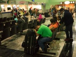 Pasajeros esperan la salida de su camión de Puerto Vallarta, ante la llegada de ''Patricia''. AP / C. Rodríguez