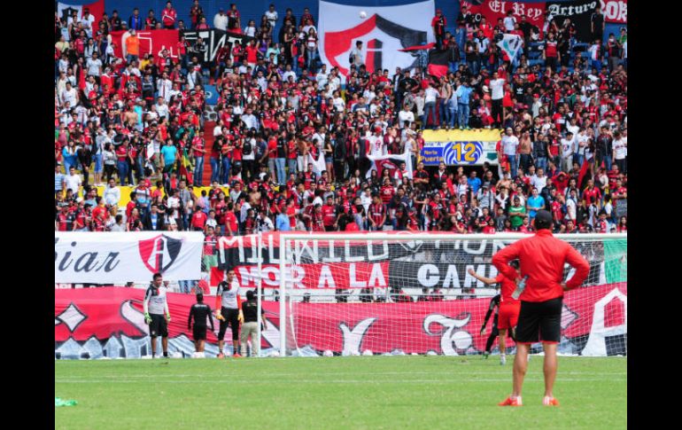 Aficionados de Atlas durante un entrenamiento en el Estadio Jalisco. MEXSPORT /