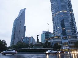 El reporte meteorológico de la capital señala que el clima continuará algo caluroso al mediodía, fresco en la noche y al amanecer. NTX / ARCHIVO