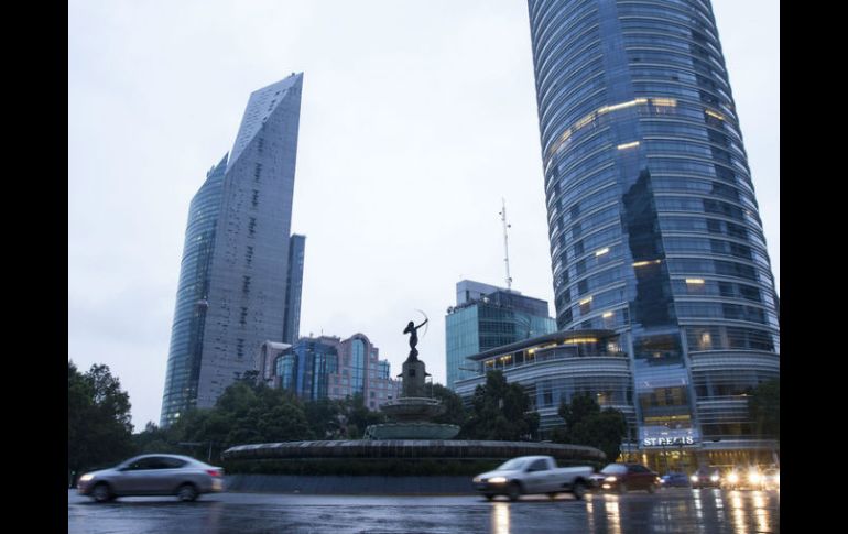 El reporte meteorológico de la capital señala que el clima continuará algo caluroso al mediodía, fresco en la noche y al amanecer. NTX / ARCHIVO