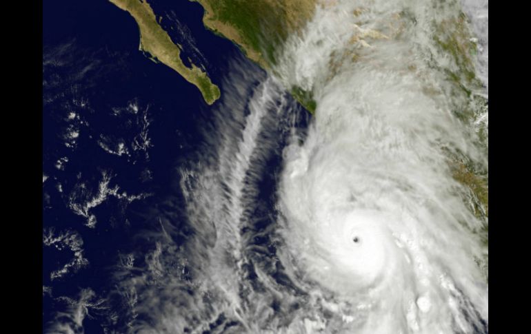 El huracán se ubica a 56 kilómetros al sur-oeste de la costa de Jalisco. AP / NASA