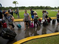 La secretaría dispone de maquinaria, operadores y combustible para abrir paso provisional entre municipios. AP / R. Blackwell