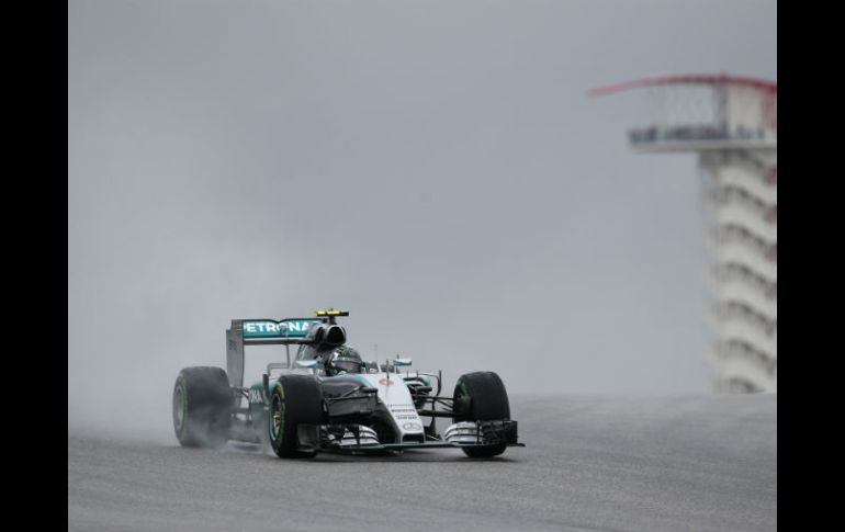 Nico Rosberg estableció el ritmo con una mejor vuelta de un minuto y 53 mil 989 segundos en la sesión matutina. AP / J. Locher