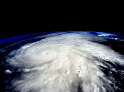 El huracán 'Patricia' tocó tierra cerca de las 18:00 horas y ha bajado su intensidad estando por ahora en la categoría cuatro. EFE / S. Kelly