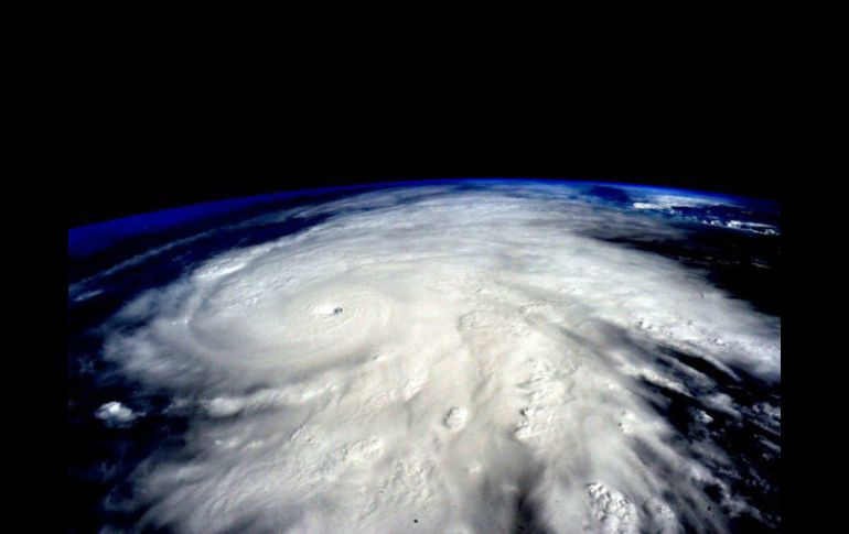 El huracán 'Patricia' tocó tierra cerca de las 18:00 horas y ha bajado su intensidad estando por ahora en la categoría cuatro. EFE / S. Kelly