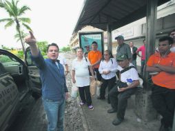 Aristóteles Sandoval visitó Vallarta para prevenir a la población de los efectos del huracán. ESPECIAL /