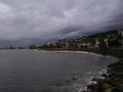 Puerto Vallarta amanece con cielo nublado. EL INFORMADOR / M. Vargas