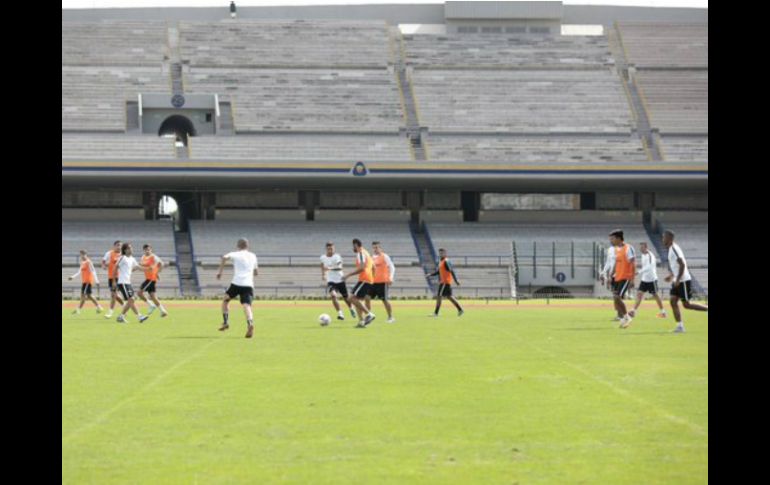 Pase lo que pase, el liderato del Torneo Apertura 2015 de la Liga MX no lo perderá Pumas de la UNAM en esta fecha 14. TWITTER / @PumasMX