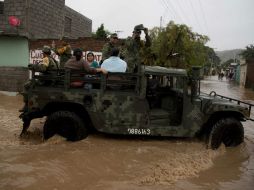 Soldados ayudaron en las labores de evacuación en las zonas de riesgo. AP / E. Verdugo