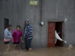 Telmex ofrece telefonía pública gratuita para llamadas locales y de larga distancia nacional en Manzanillo, Puerto Vallarta y Colima. AP / E. Verdugo