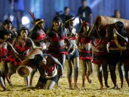 En la apertura se disputó una carrera de tronco, y todas las etnias bailaron al mismo tiempo en la arena. EFE / F. Bizerra