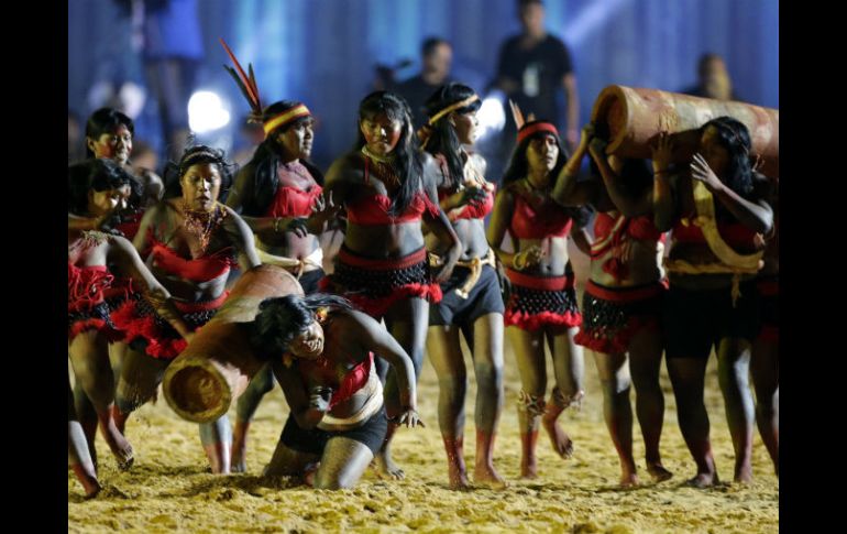 En la apertura se disputó una carrera de tronco, y todas las etnias bailaron al mismo tiempo en la arena. EFE / F. Bizerra