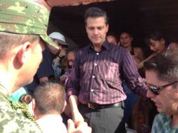 Peña Nieto saluda a los pobladores de Armería, quienes le agradecen su visita. TWITTER / @gobiernocolima