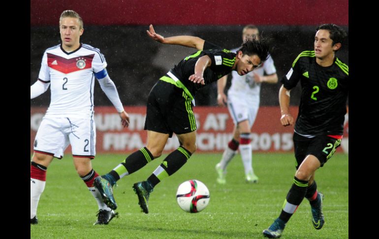 Los jugadores de México Alan Cervantes y Diego Cortés, disputan un balón con Felix Passlack. EFE / B. Hernández