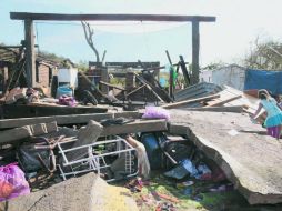 En el poblado de Chamela, los habitantes comenzaron a recoger y limpiar lo poco que quedó después del paso del huracán 'Patricia'. EL INFORMADOR / M. Vargas