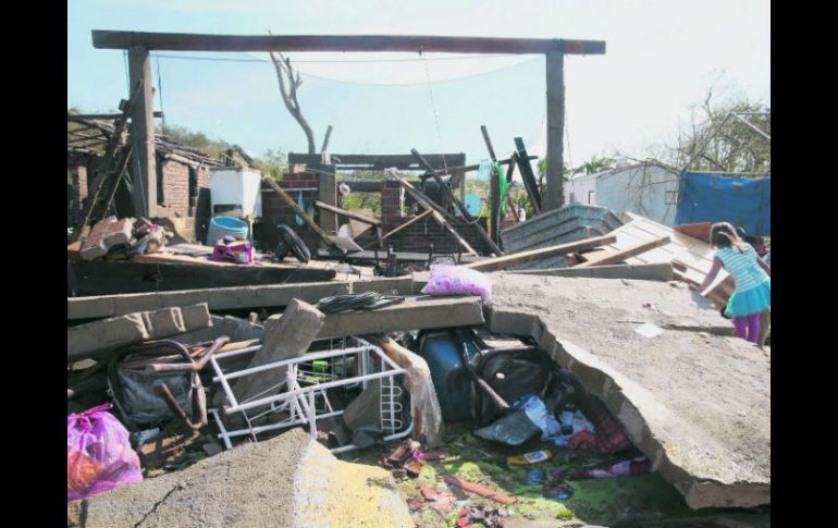 En el poblado de Chamela, los habitantes comenzaron a recoger y limpiar lo poco que quedó después del paso del huracán 'Patricia'. EL INFORMADOR / M. Vargas