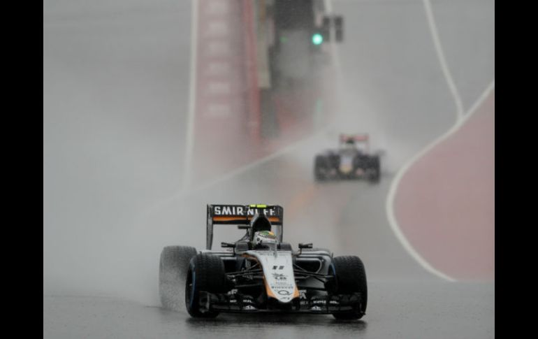 Sergio Pérez. El tapatío en la salida a la pista ayer en Austin, Texas. EFE / E. Gay