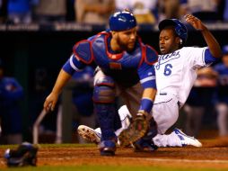 Jugada clave de la Serie de Campeonato. Lorenzo Cain (#6) anotó desde la inicial gracias a un sencillo de Eric Hosmer en la octava. AFP / J. Squire