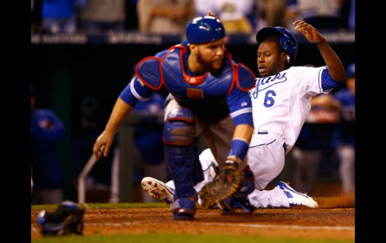 Jugada clave de la Serie de Campeonato. Lorenzo Cain (#6) anotó desde la inicial gracias a un sencillo de Eric Hosmer en la octava. AFP / J. Squire