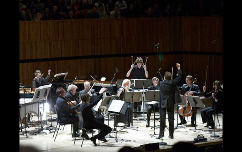 La forma inusual que tiene la agrupación de tocar los instrumentos cautivó a muchos de los presentes, pero a otros los desconcertó. ESPECIAL / http://www.festivalcervantino.gob.mx