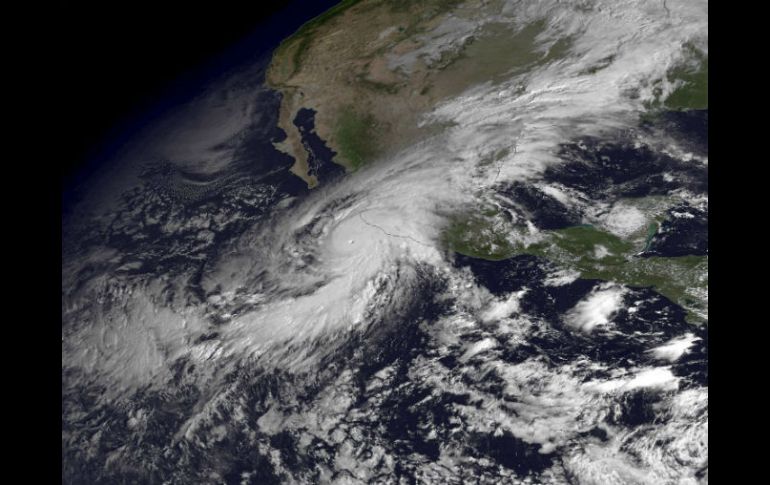 La costa del pacífico mexicana se enfrentó a los embates del huracán ''Patricia'', considerado el más fuerte en 50 años. EFE /