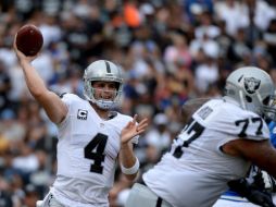 Derek Carr (foto) lanzó tres pases de anotación, incluido uno de 52 yardas a Amari Cooper. AP / D. Miralle