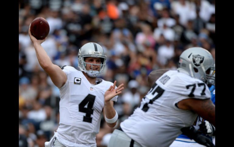 Derek Carr (foto) lanzó tres pases de anotación, incluido uno de 52 yardas a Amari Cooper. AP / D. Miralle