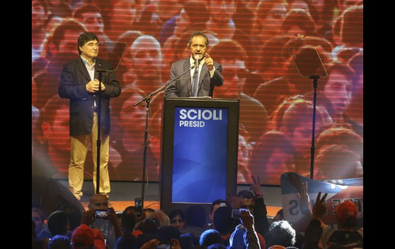 Scioli agradeció ante miles de simpatizantes reunidos en el estadio Luna Park de Buenos Aires. EFE / D. Fernández