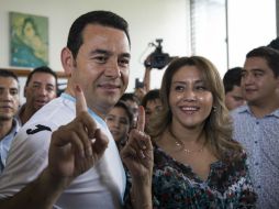 El candidato Jimmy Morales muestra su mano al ira a votar. AP / L. Soto