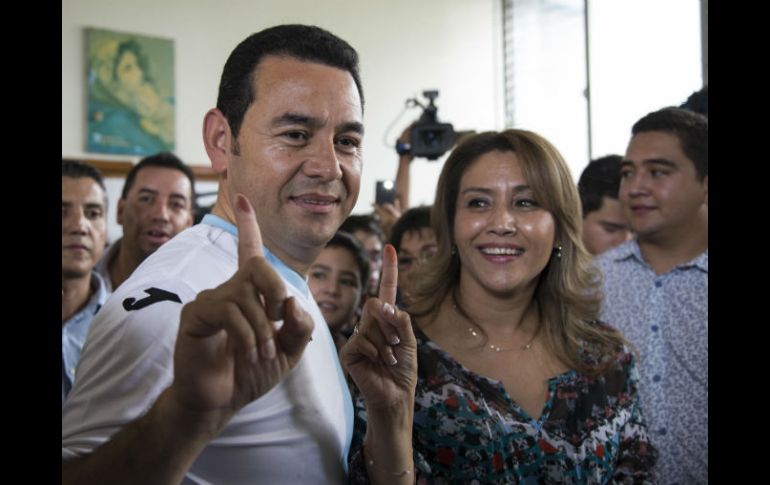 El candidato Jimmy Morales muestra su mano al ira a votar. AP / L. Soto