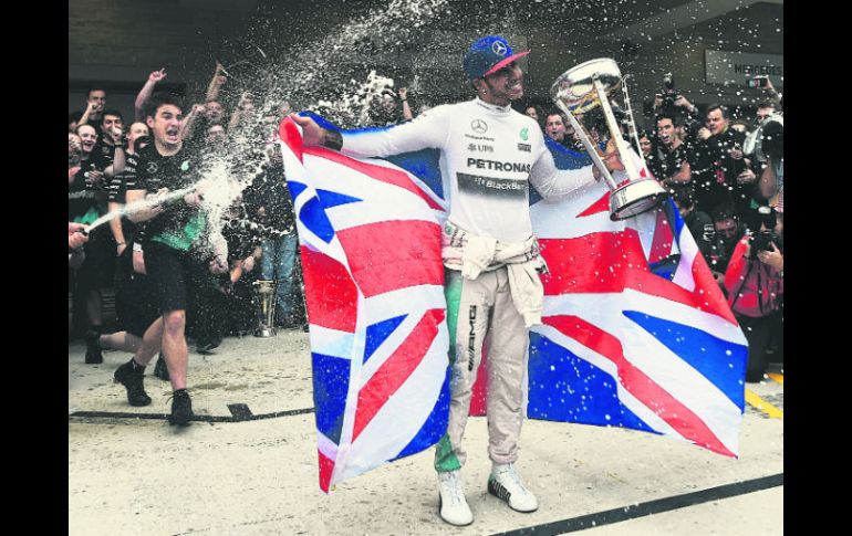 El inglés Lewis Hamilton (Mercedes) se aseguró ayer de forma matemática su tercer título de Campeón del Mundo. AFP / I. Baron