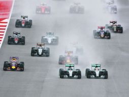 Los dos Mercedes, el de Lewis Hamilton, derecha, y el de Nico Rosberg,peleando desde el inicio por la punta en el Gran Premio de EU. AP /