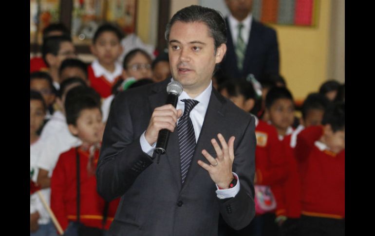 Aurelio Nuño se presentó en la primaria 'Manuel López Cotilla' en la colonia Roma. SUN / ARCHIVO